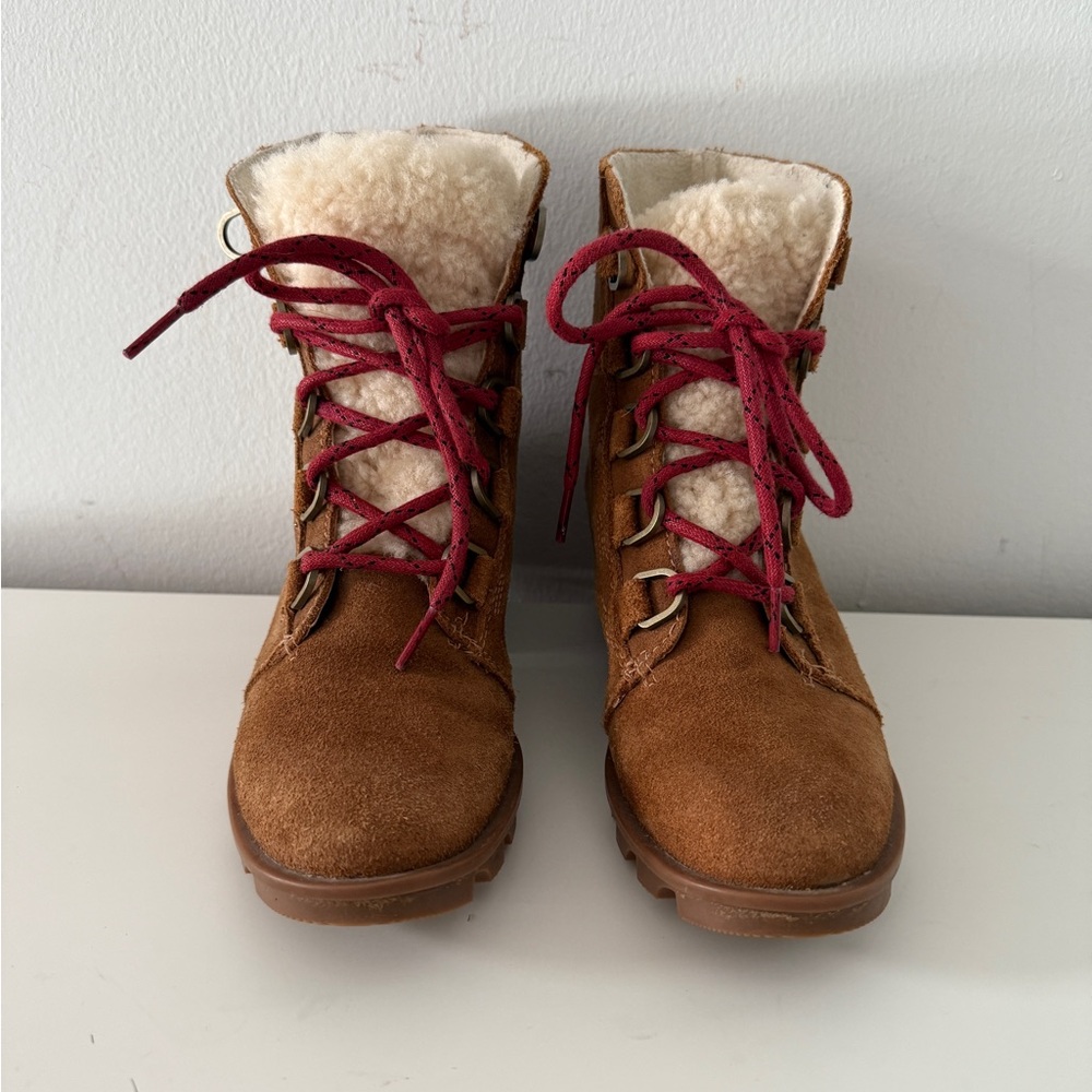 Sorel Women’s Pheonix Shearling Waterproof Cold Weather Mid Heel Boots size 6